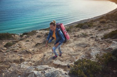 Tepe tırmanma sırt çantası kadınla
