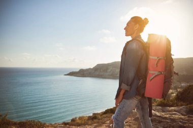 Genç kadın zevk kamp gezisi