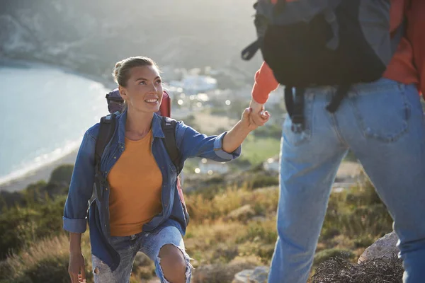 Turister som klättrar upp på kullen — Stockfoto