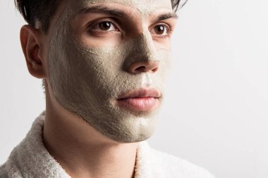 Dalgın genç adam yüz tedavi keyif alıyor