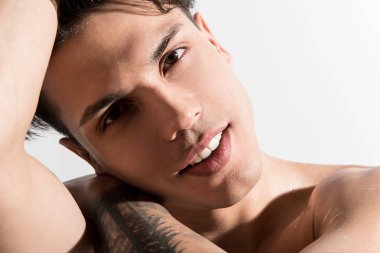 Neşeli genç adam gülümsüyor