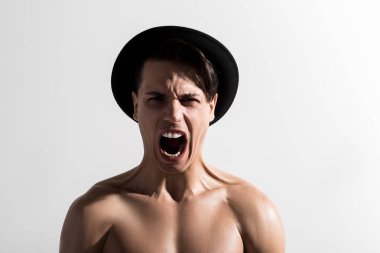 Vahşi adam öfkeyle bağırıyor