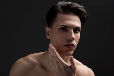 Genç adam hakkında onun deri taşıyor