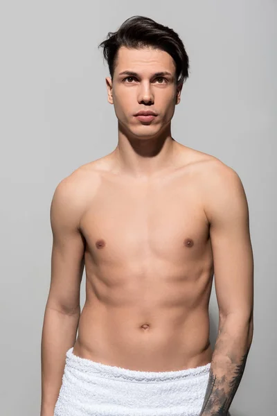 Söt ung kille poserar topless — Stockfoto