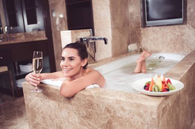 Mutlu erkek rahatlatıcı spa sevinçle