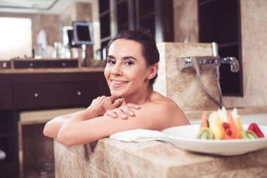 Dinlenme banyoda zevk memnun kadın