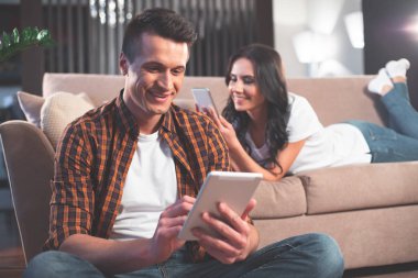 Tablet ve smartphone kullanarak evli çift 