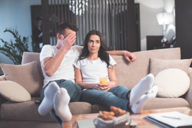 Evli çift evde ilginç film ile eğlenceli 