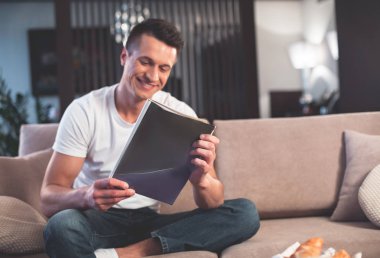 Mutlu adam evde journal ile rahatlatıcı 