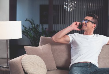 Mutlu adam hoş iletişim için telefon kullanma 