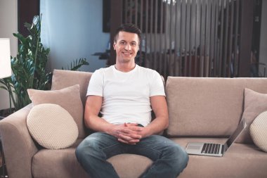 Mutlu adam zevk ile kanepede rahatlatıcı 