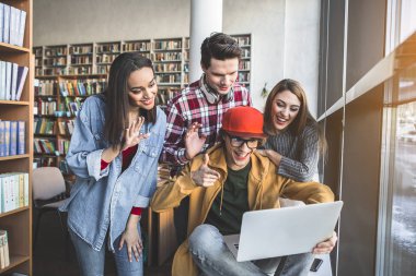 Işınlama öğrenciler dizüstü izlerken