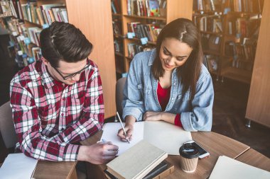 Yazı defterini içinde mutlu öğrenciler