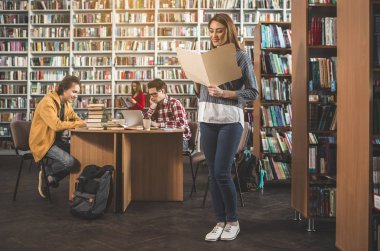 Pozitif Bayan klasör silah tutan