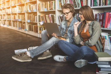 Sevindim Bayan ve erkek Gadget'ı kullanma