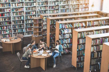 Athenaeum içinde memnun öğrenciler