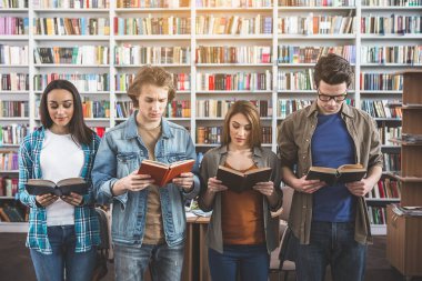 Athenaeum içinde odaklanmış öğrencileri