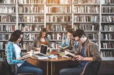 Pozitif öğrenciler kitaplığındaki kitap okuma