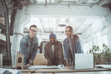 Nitelikli iş arkadaşları gülümseyerek olumlu