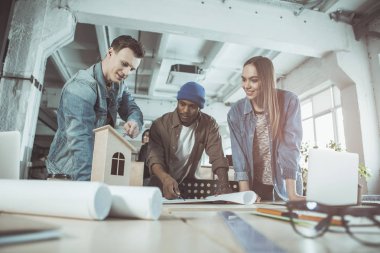 Neşeli insanlar yeni inşaat gelişmekte olan