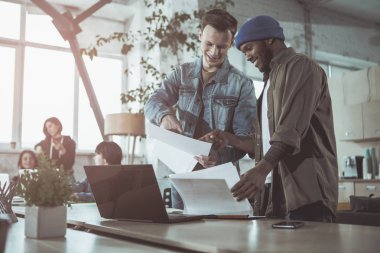 Hoş erkekler birlikte çalışıyoruz