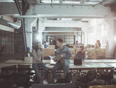 Nitelikli neşeli insanlar gülümseme ile çalışma