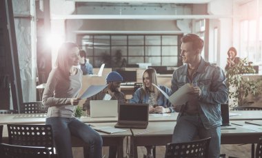 Pozitif takım yeni proje tartışıyor