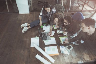 Hoş neşeli arkadaşları birlikte çalışıyoruz