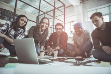 Neşeli arkadaşları en yeni strateji geliştirme