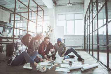 Neşeli gelişmiş takım içinde yaratıcı etkinlik söz konusu