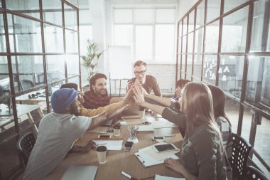 İyimser arkadaşları birlikte elele