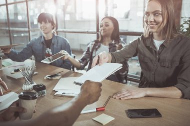İyimser kadın office birlikte çalışıyoruz