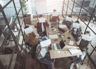 Hoş sevimli arkadaşları gizleme