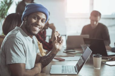 Neşeli adam gülümseme ile para tutuyor