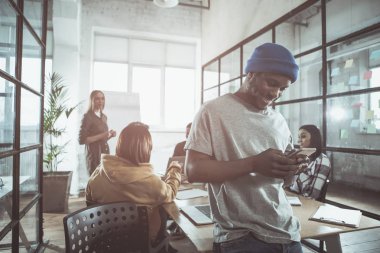 Pozitif adam ofiste cep telefonu kullanıyor