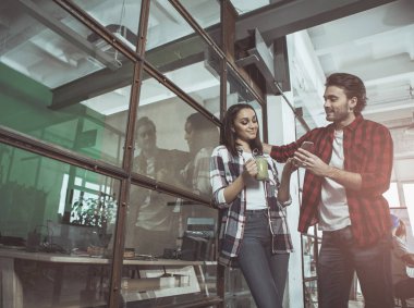 Neşeli arkadaşları işyerinde flört mü ediyorsun