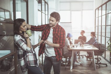 Genç Kadın meslektaşı ile büroda dinleniyor