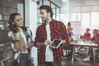 Neşeli arkadaşları gülümseme ile konuşuyorsun