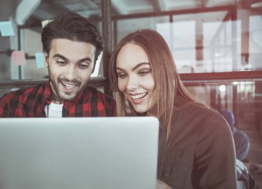 Hoş sevimli meslektaşları şaşkınlık ifade eden