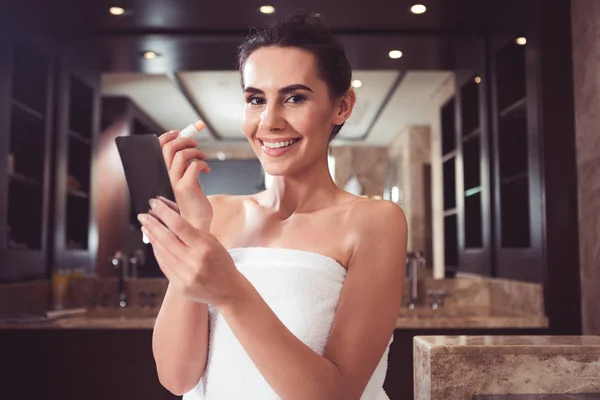 Verheugd vrouw doen schoonheid procedures in badkamer — Stockfoto