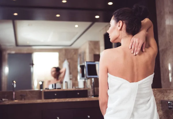 Mujer relajada en toalla de baño después de la ducha —  Fotos de Stock