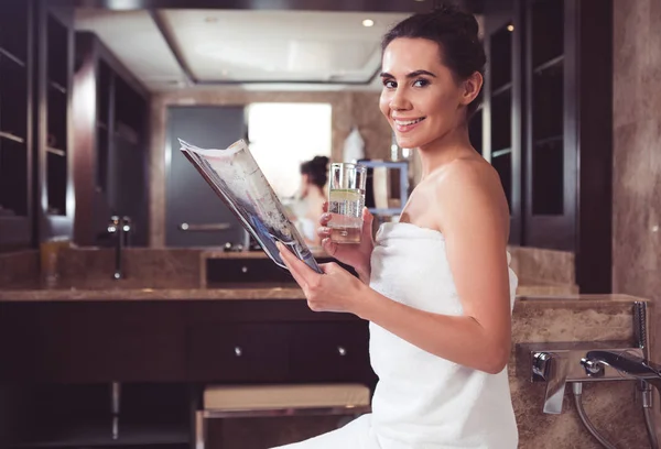 Menina feliz atraente sentado com diário no banheiro — Fotografia de Stock