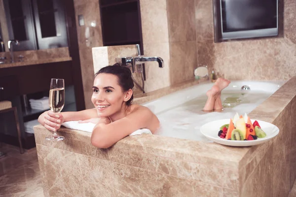 Mutlu erkek rahatlatıcı spa sevinçle