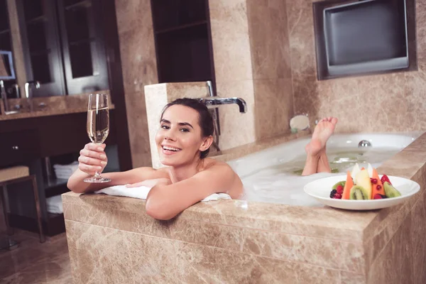 Menina alegre desfrutando de procedimentos de banho no spa — Fotografia de Stock