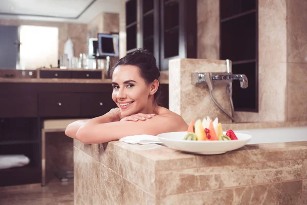 Mulher alegre admirando procedimentos de beleza na banheira — Fotografia de Stock