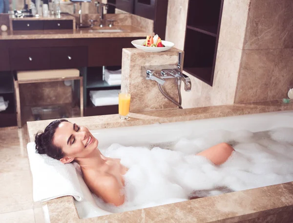 Mutlu kadın banyoda zaman zevk