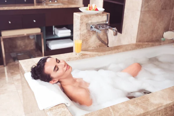 Mulher relaxada tomando banho no spa — Fotografia de Stock