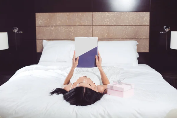 Fröhliches Mädchen liest Tagebuch im Schlafzimmer — Stockfoto