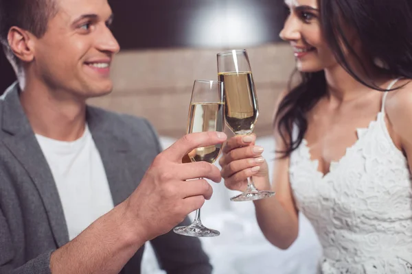 Feliz recém-casados celebrando seu dia do casamento — Fotografia de Stock