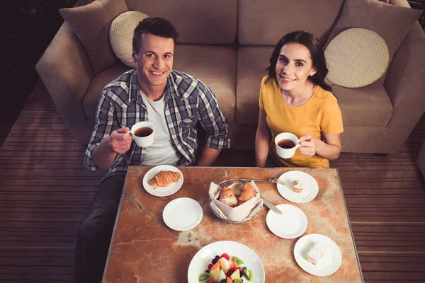 Gioiosa coppia amorevole che fa colazione romantica a casa — Foto Stock